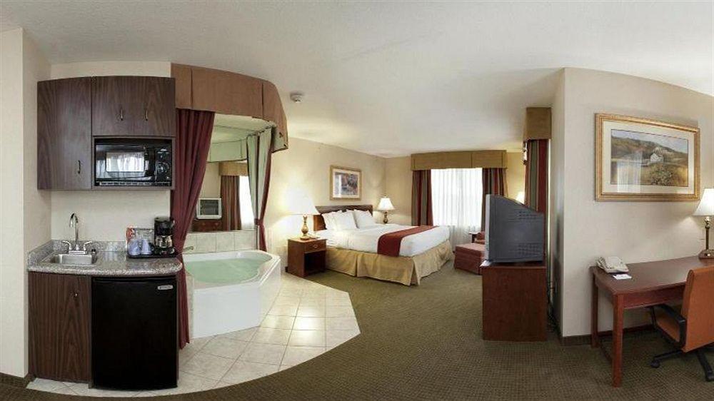 Holiday Inn Express Hotel & Suites Franklin-Oil City Cranberry Extérieur photo